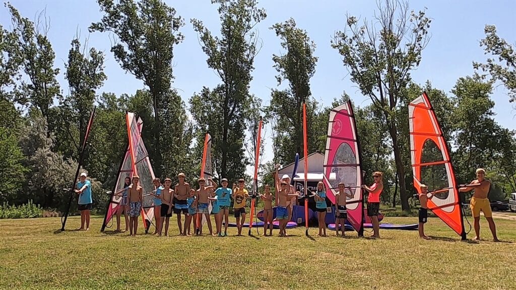 Surftábor a Balatonőszöd Nyári Gyerek és Kamasz szörftáborok Magyarországi legjobb táborai között, valamint a Tengeri Szörf és hullámlovas táborok szervezése fiataloknak.